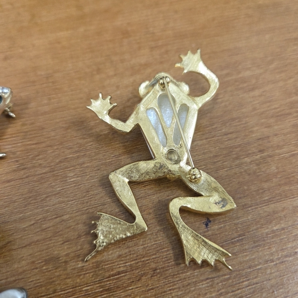 Collection of Frog Pins and Brooches Swarovski, Trifari - Picture 6 of 11